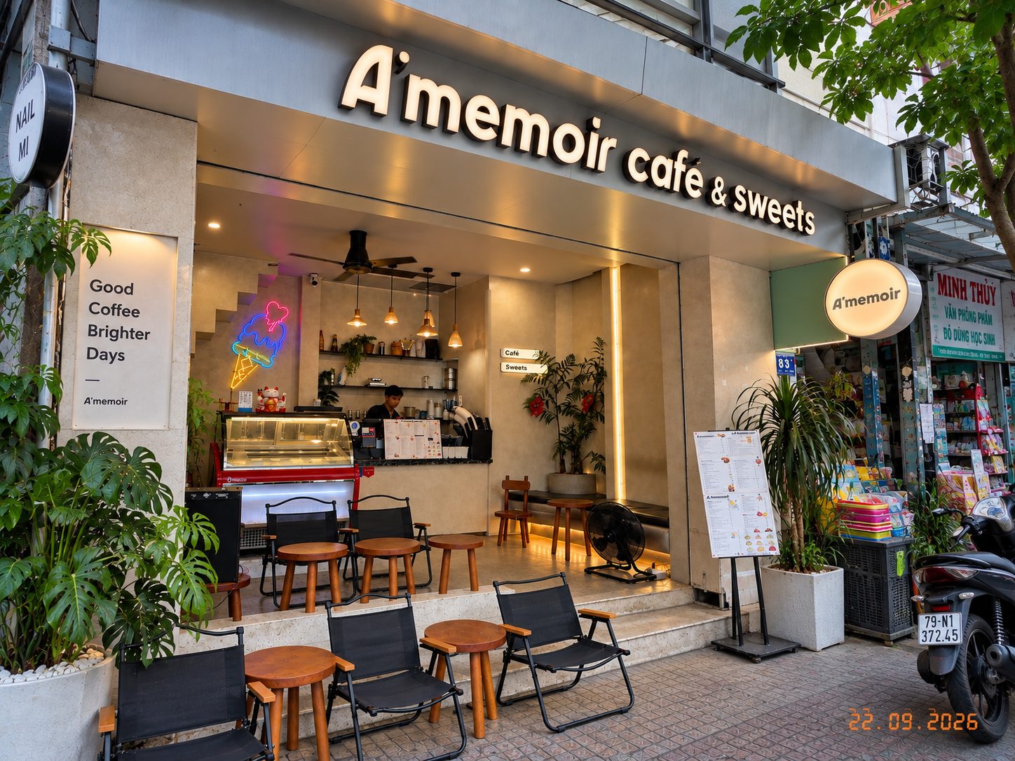 A'memoir Cafe & Sweets — кофе с видом на уличную жизнь