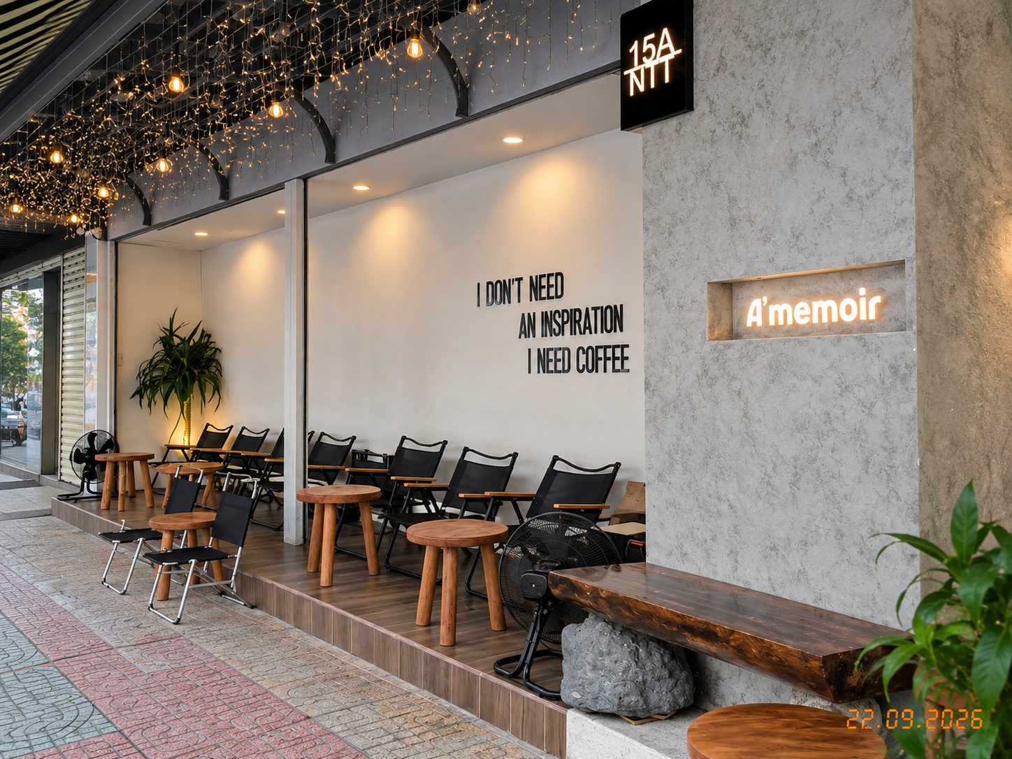 A'memoir Cafe & Sweets — кофе с видом на уличную жизнь — фото 2
