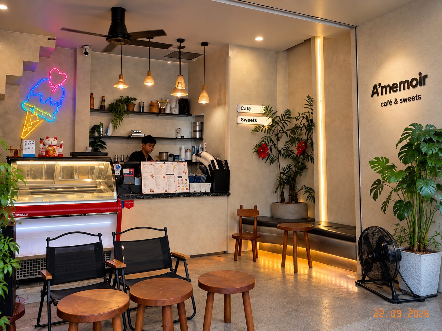 A'memoir Cafe & Sweets — кофе с видом на уличную жизнь — фото 3