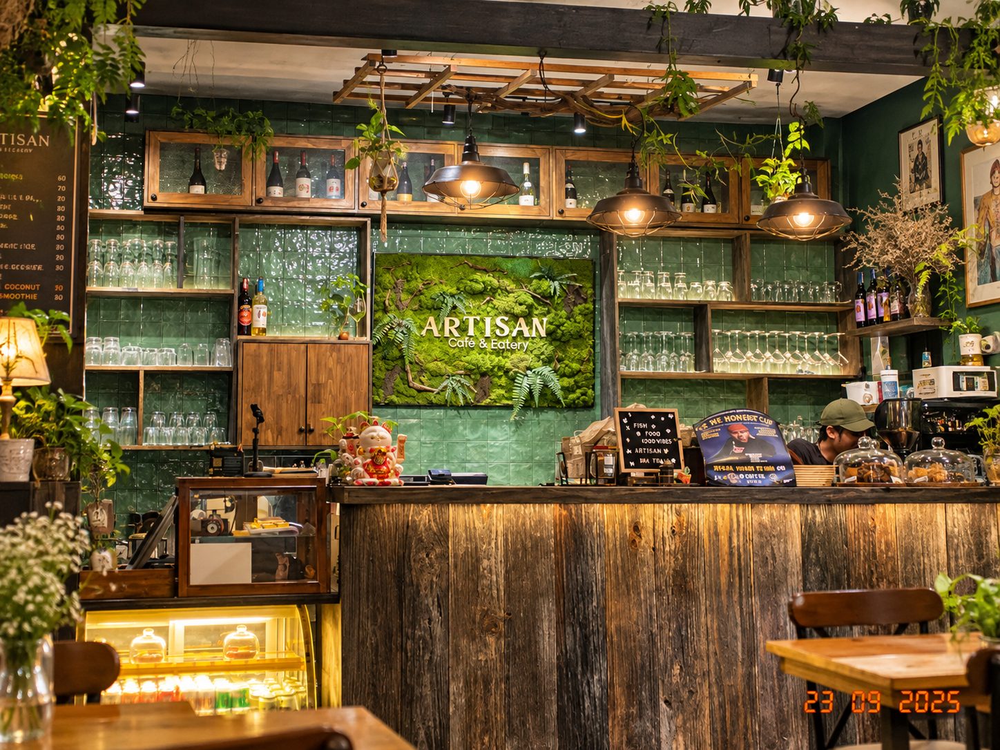 Artisan Cafe & Eatery в Нячанге — вход через пруд с рыбками